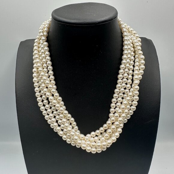 Elegant Pearl Necklace - Picture 3 of 13